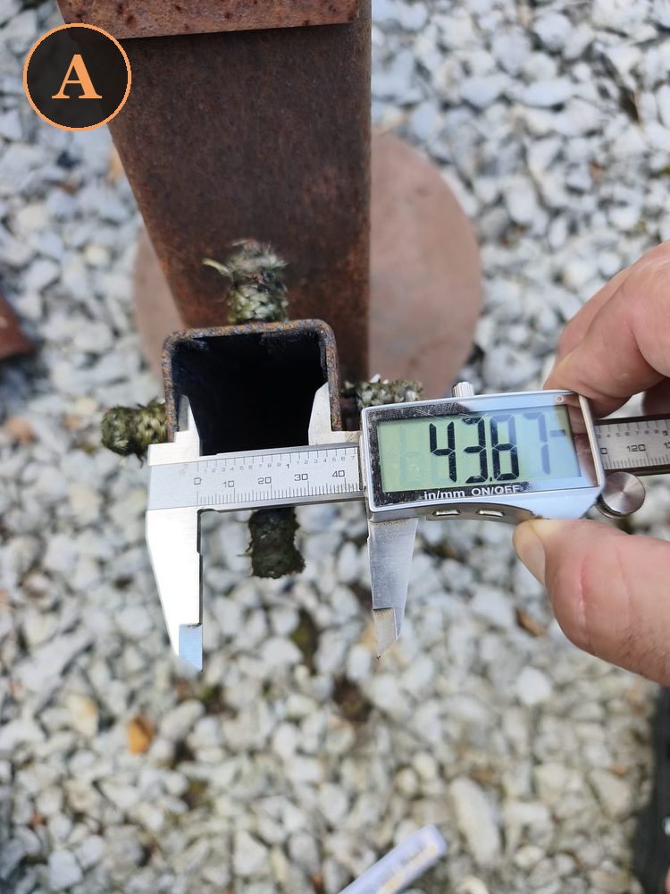 Messschieber misst das lichte Innenmaß des eckigen Brennrohrs: 43,87 Millimeter