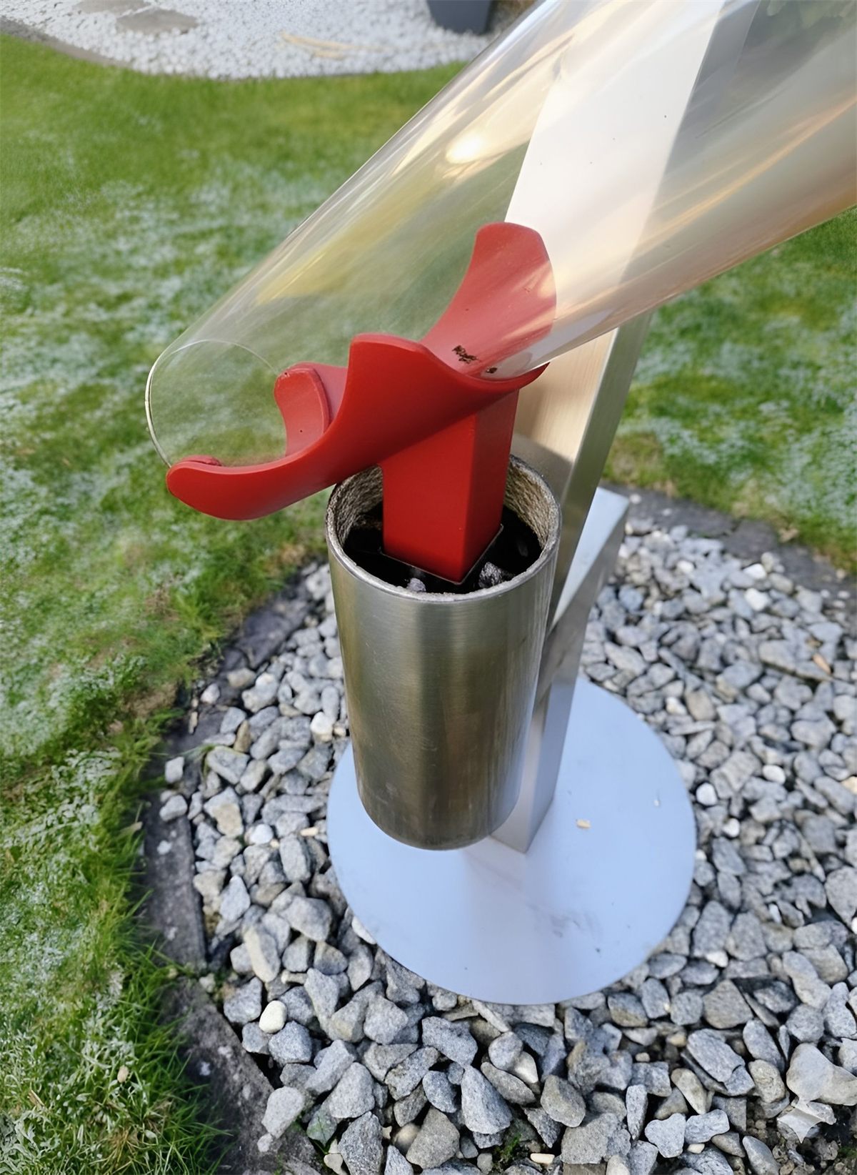 Die Halterung hält das Glasrohr sicher in der Brennkammer